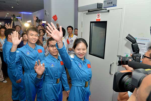 fourchinesevolunteersend180daystayinspacecapsule